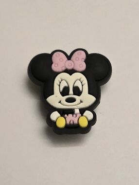 Minnie Mouse Disney Crocs Charm Pink Bow Cute Sitting Pose Accessory